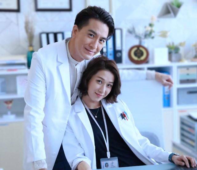 钟嘉欣罕有晒全家福,大13岁丈夫换新发型,夫妻俩终于不像父女_jeremy