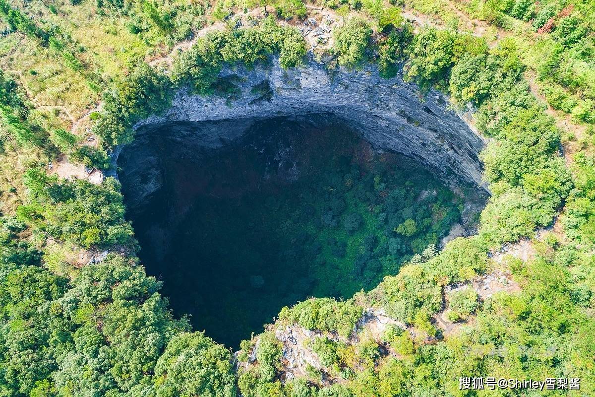 藏在广东的“大地之眼”，深度近100米，底部树木疯长蛇虫绕行