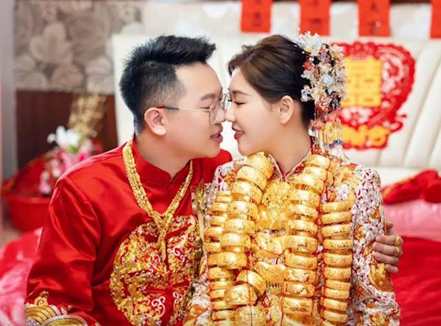广东一女子出嫁身上挂满金镯子奔向幸福,网友慕了:承包了金店吗_新娘