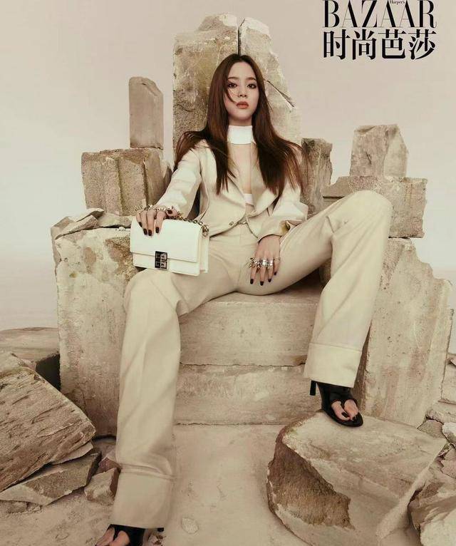 除了又酷又帅的西装look之外,欧阳娜娜其中一套裸肤色套服造型也非常