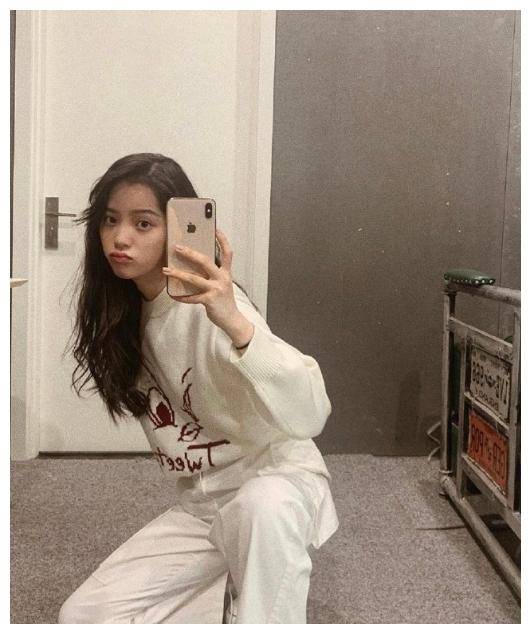 欧阳娜娜有点小大人模样了,黑色西装高冷范十足,女人味不要太浓_少女