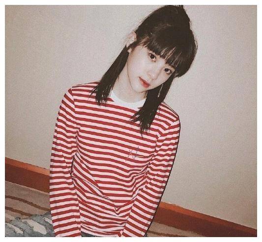 欧阳娜娜有点小大人模样了,黑色西装高冷范十足,女人味不要太浓_少女