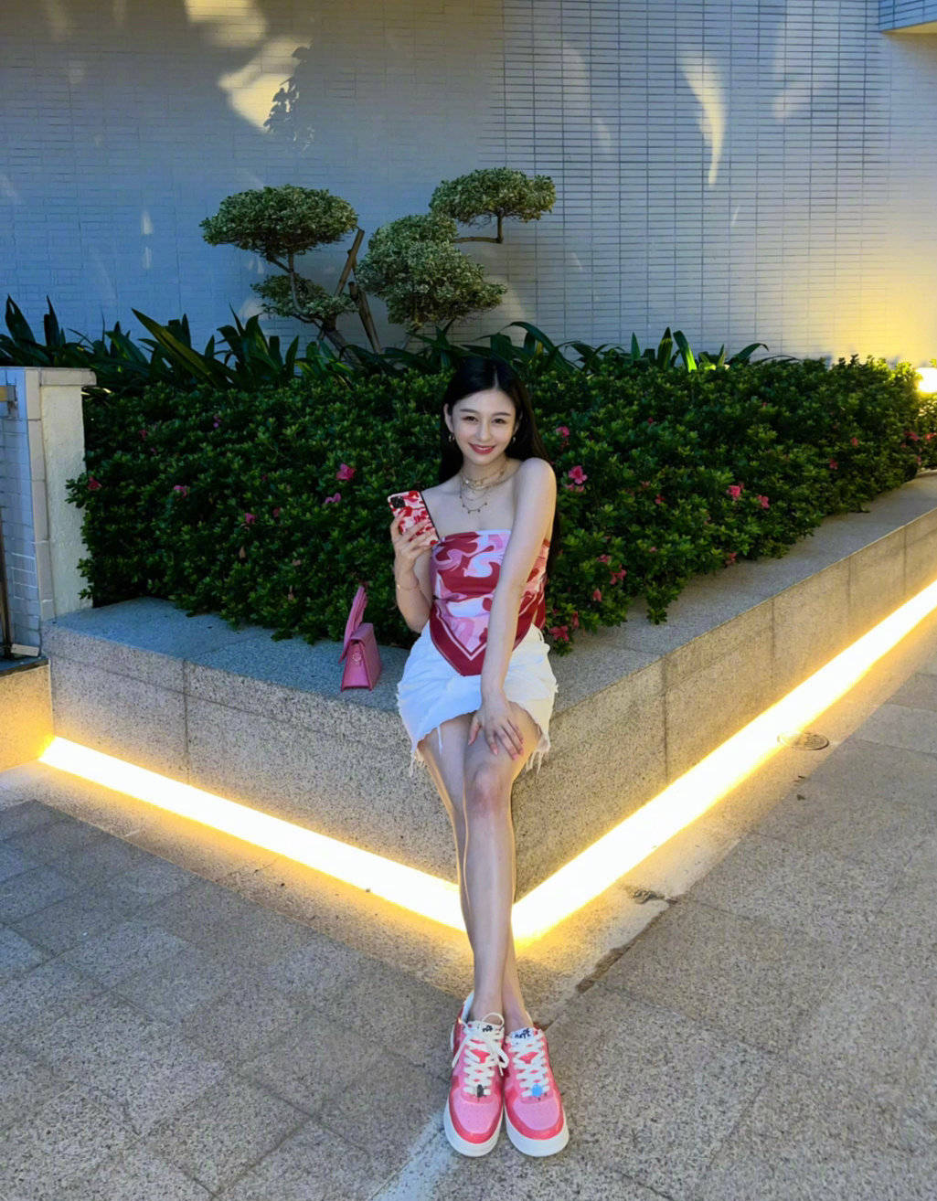 邱淑贞女儿沈月晒美照 穿抹胸装秀美腿青春有活力