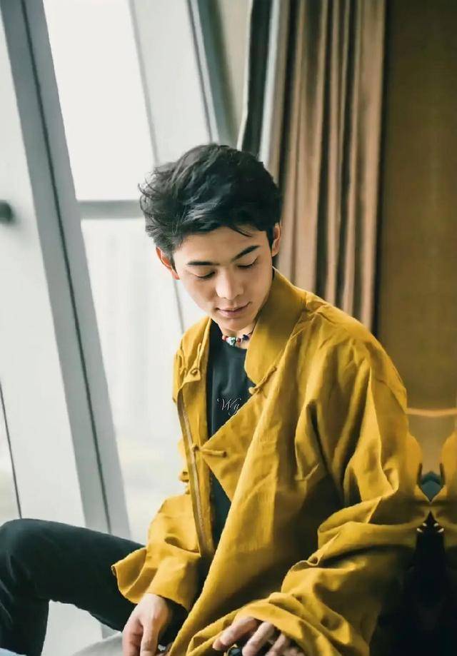 丁真穿着橙黄色的上衣,撩拨头发的那一刻的确很惊艳,其实他本身的额头