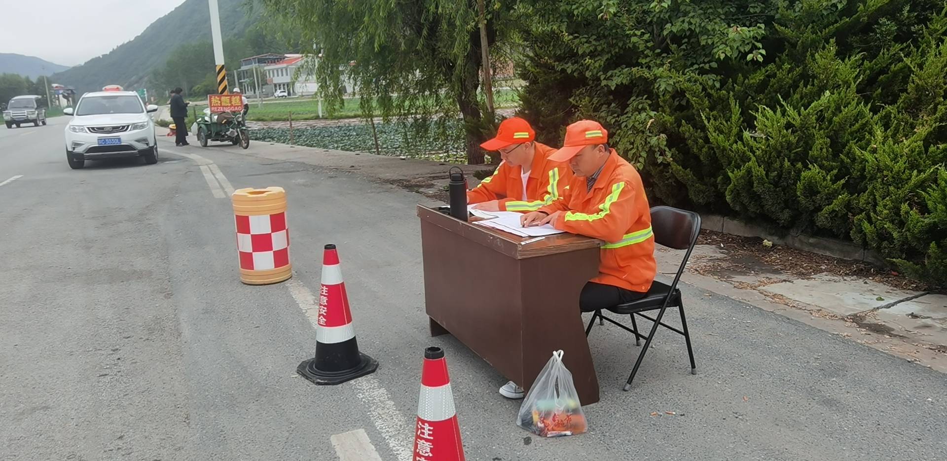 太白公路段积极做好临时人工交通流量观测工作_城关_进行_道路