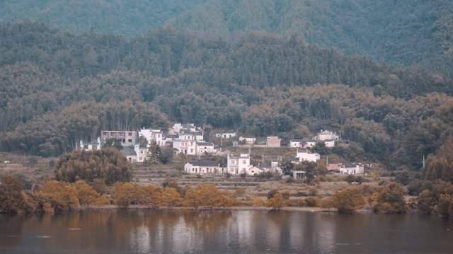 原创             安徽一个湖淹没了一个村庄，抽干湖水才发现村落，已有50年历史