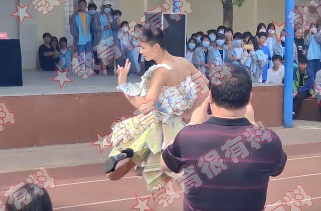 高中生男扮女装校内走秀,打扮十分抢镜,网友:比女人还女人_男生_性格