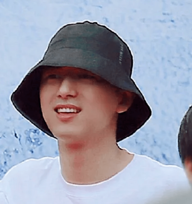 原创李现为新剧剃光头参加开机仪式全程戴帽子却意外达颜值巅峰