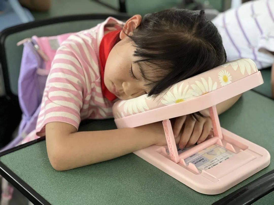 天府新区合江小学保障学生睡眠时间,促进身心健康,提高学习效率_关爱