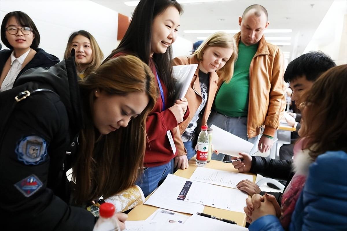 西方白领返华潮：美国年轻人仍向往在中国工作，正努力学习普通话