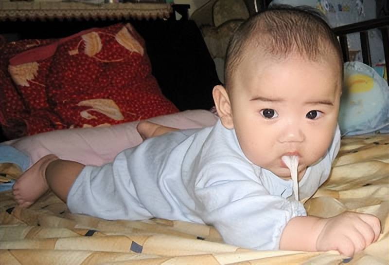 宝宝吐奶呛奶,2个做法很常见但错误,甚至有生命危险,要当心