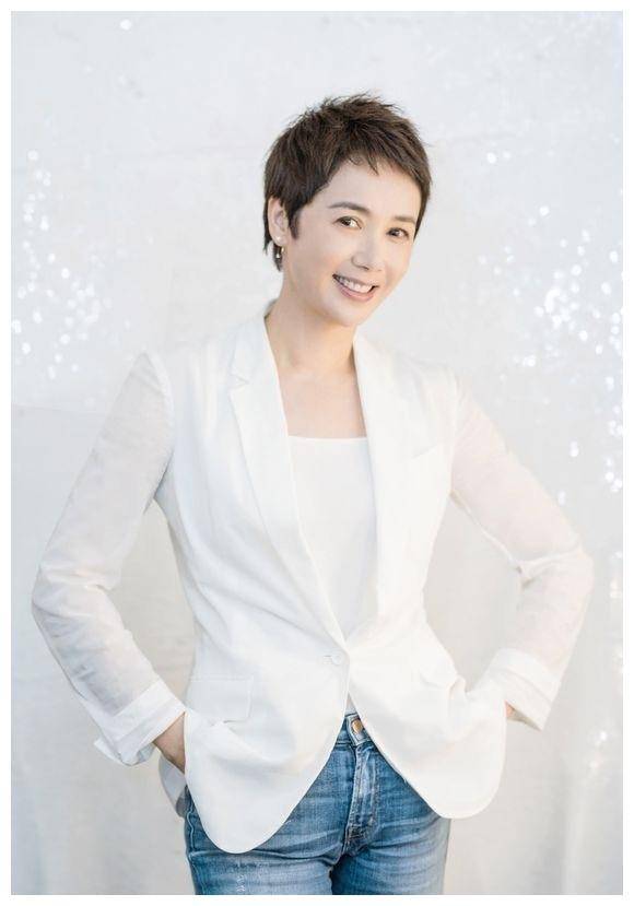 50岁蒋雯丽真奔放穿黑色吊带裙复古优雅尽显艺术家的优雅气质