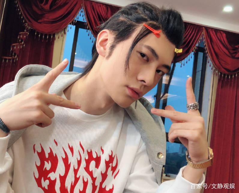 那么"有头发的梁森"话题上热搜之后,其实不少网友们都纷纷夸赞梁森