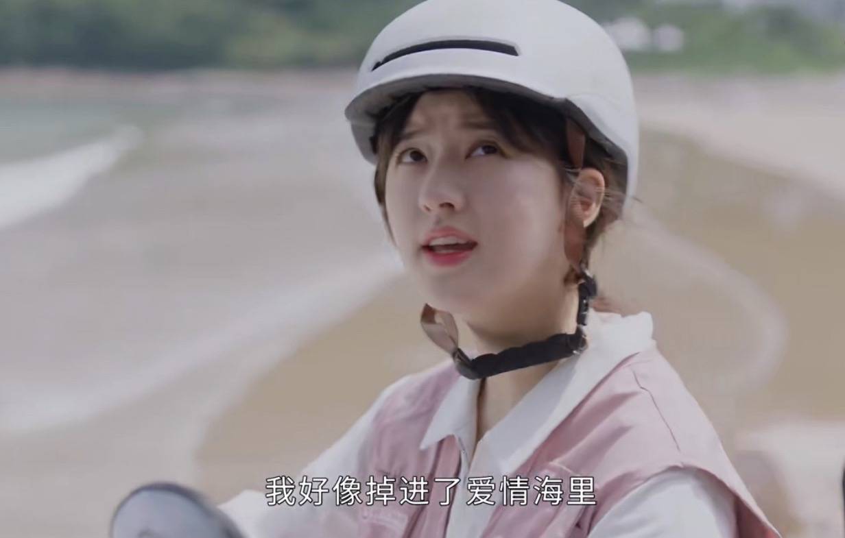 骑着小电动车送快递,一个坐豪车读书看报,哎,那么一个急转弯擦车而过