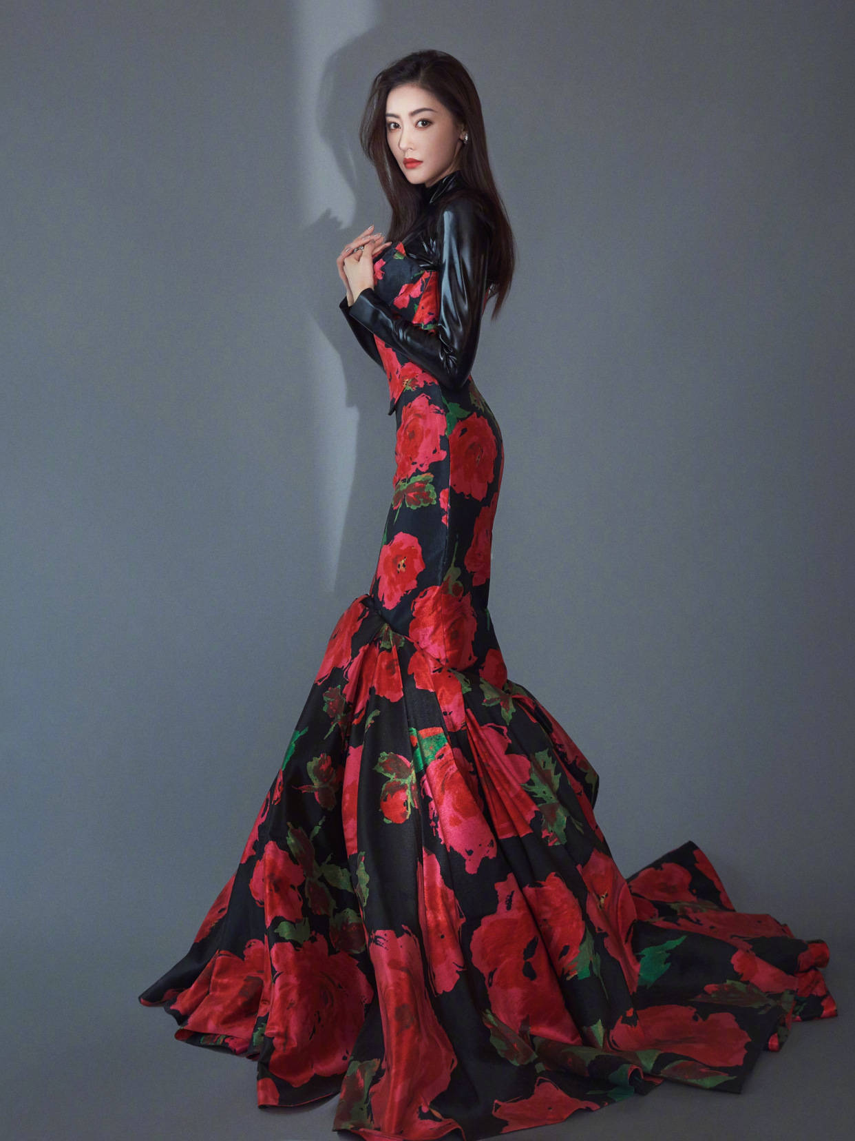 张天爱出席微博之夜,穿玫瑰鱼尾裙时尚时尚,网友:这腰绝了_造型_绿色