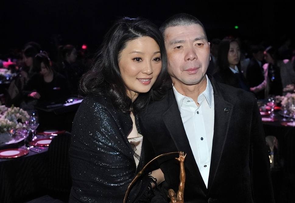 冯小刚前妻近照美过徐帆,被抛弃后一直单身,女儿很漂亮_张娣_冯思羽