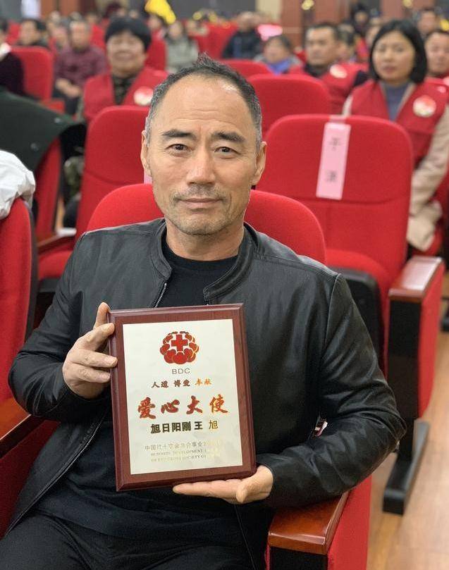 旭日阳刚:一个再度翻红年入百万,一个回归农村种菜种田_王旭_刘刚