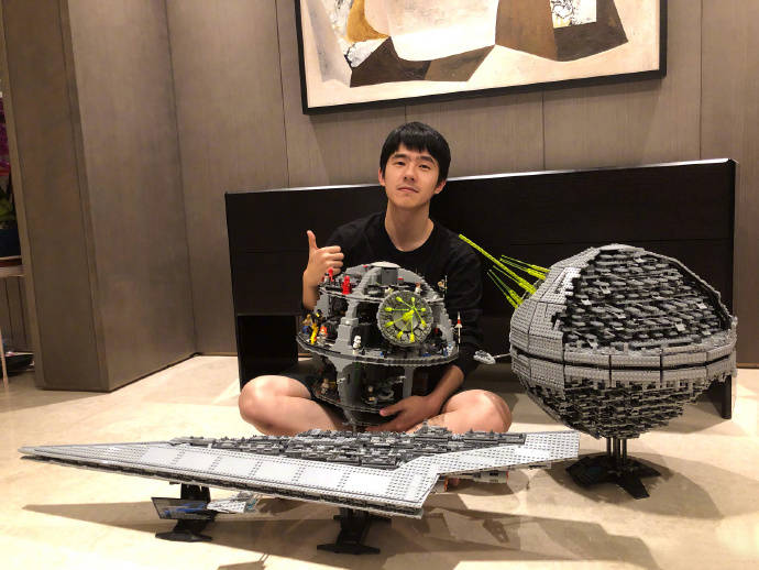 王一博在拼乐高之前会不断给自己做心里建设,连说几遍"一定要拼对".