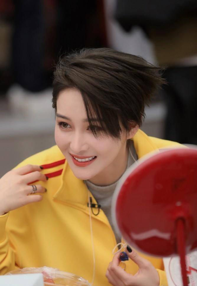 原创谁说女人中性不美发型和装扮自己做主张馨予是怎么放飞自我的