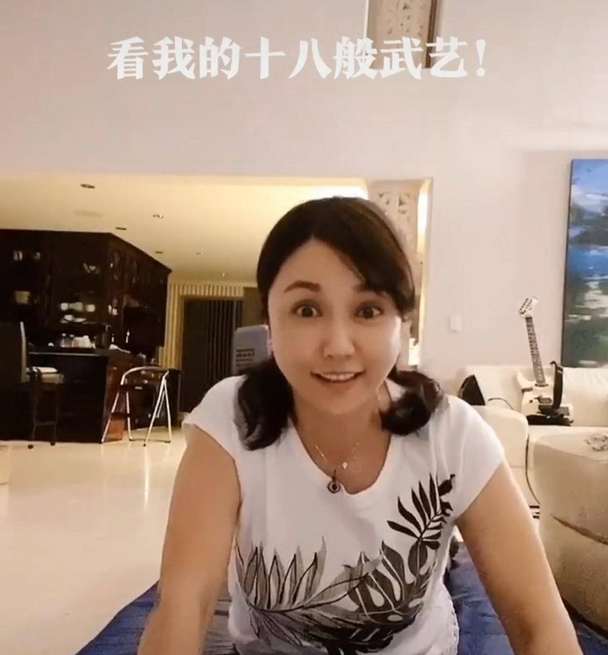 38岁"小桃红"刘淼与邓婕合影,鸽子蛋戒指抢镜,富贵过邓婕?