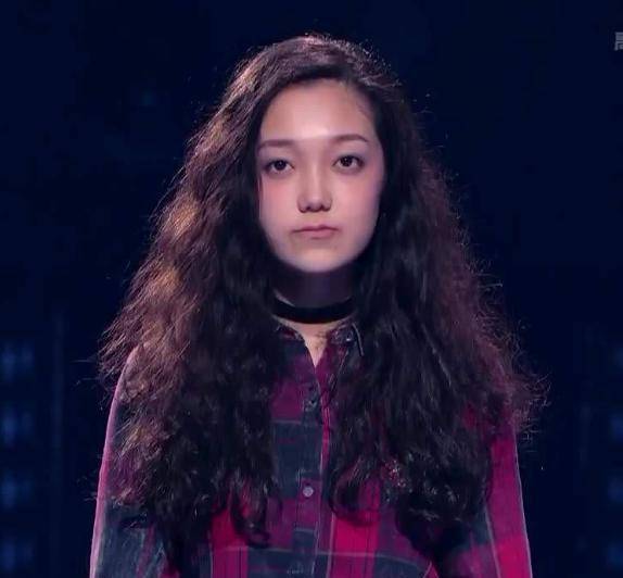 来看看希林娜依·高的简历,在她18岁那年,希林娜依·高就参加了《中国