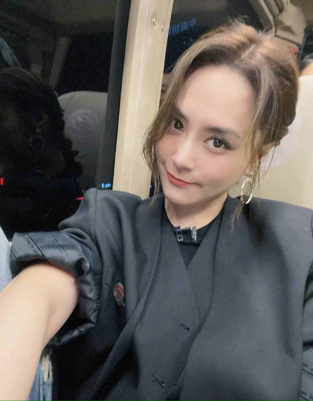 原创阿娇凌晨晒素颜照营业与精修图无差别美女果然都是天生丽质