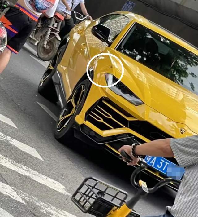 广州小伙骑车撞伤兰博基尼下跪哭求 车主好心放过 小伙高调炫耀 凹坑 保时捷 行为 广州小伙骑车撞伤兰博基尼下跪哭求 车主好心放过 小伙高调炫耀 凹坑 保时捷 行为