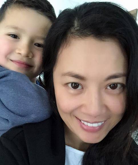 被分配到中央电视台国际部正大综艺组,担任掌管人期间的姜丰台风落落