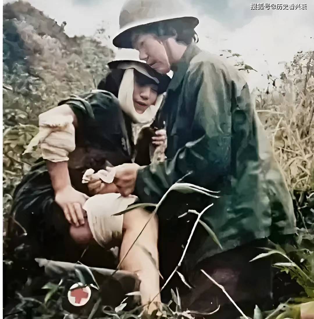 1986年在老山前线拍摄的照片,照片中受伤的女兵叫吴玲,她在战场上担任