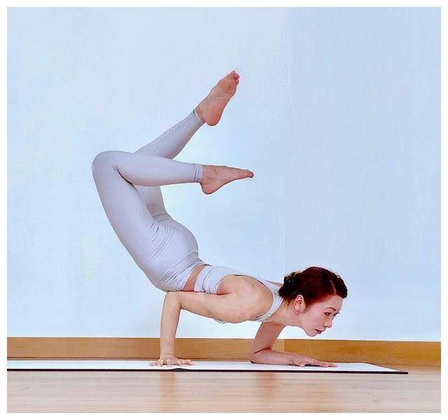 原创乔欣一改昔日清纯风格挑战潮流酷帅风同样完美驾驭