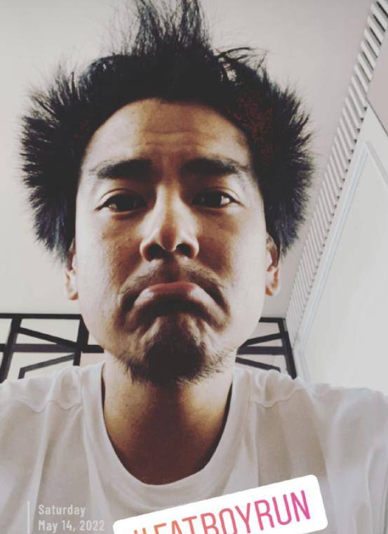 40岁彭于晏晒胡渣自拍!