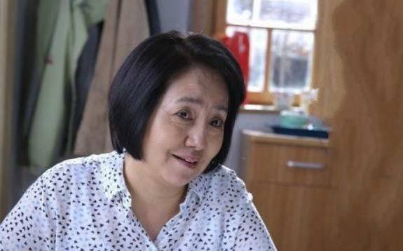 因为年龄的原因,如今的姐弟俩都慢慢淡出了娱乐圈,特别是姐姐李野萍