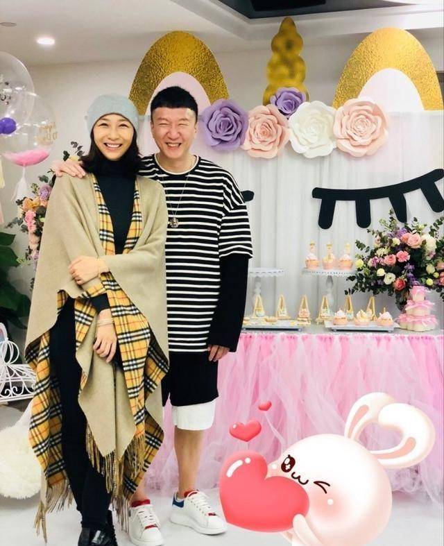 原创孙红雷带三岁女儿逛街孩子正面曝光五官清秀四肢修长像妈妈