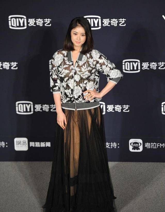 蒋欣大骨架还穿宽肩外套配纱裙秀气质气场没升还宽若两人