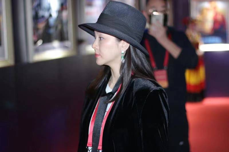 堵国道:曾经比丁真还火的"天仙妹妹",15年后回看网红_尔玛_依娜_旅游