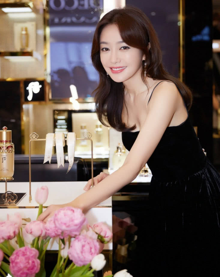 原创秦岚穿衣服没毛病可当看到她的耳环戴的是含过的棒棒糖