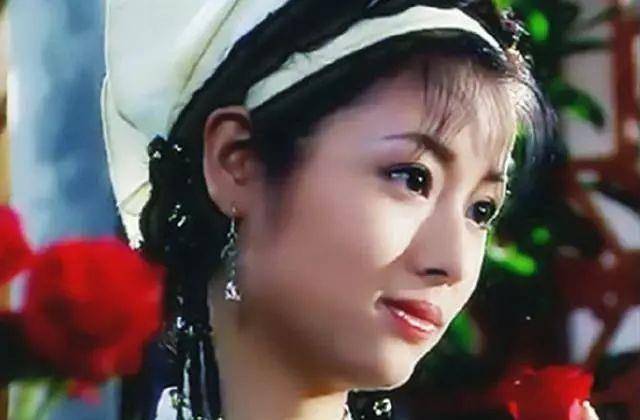 年轻时的林心如不仅长得好看,脸蛋还肉嘟嘟的,这么打扮侧脸被拍看着又