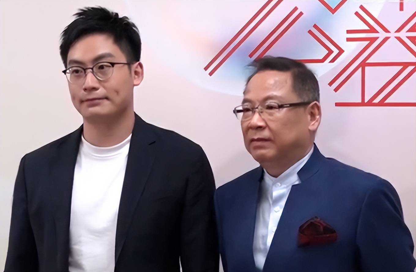 张明敏携子登上tvb舞台献唱,65岁气质出众,34岁儿子高大帅气_张颂华