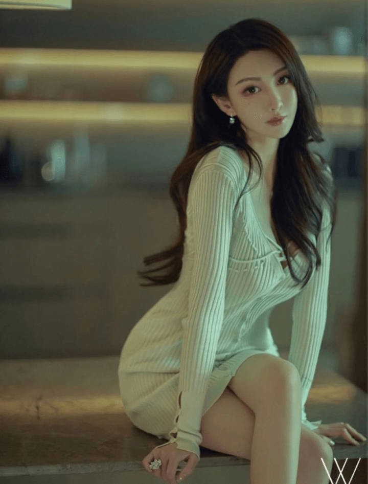 黄晓明绯闻女友是网红贵妇,豪宅要价9000万,名牌包摆满整面墙_叶珂