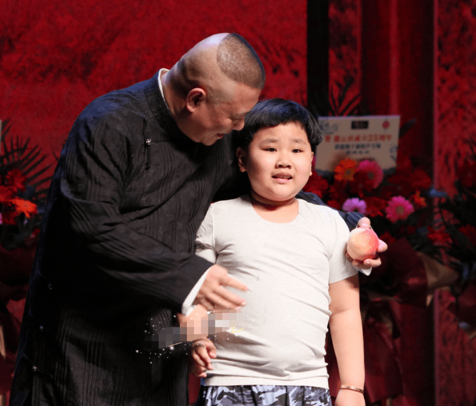 郭德纲二儿子罕见现身,身材臃肿被吐槽,网友:像地主家傻儿子_汾阳