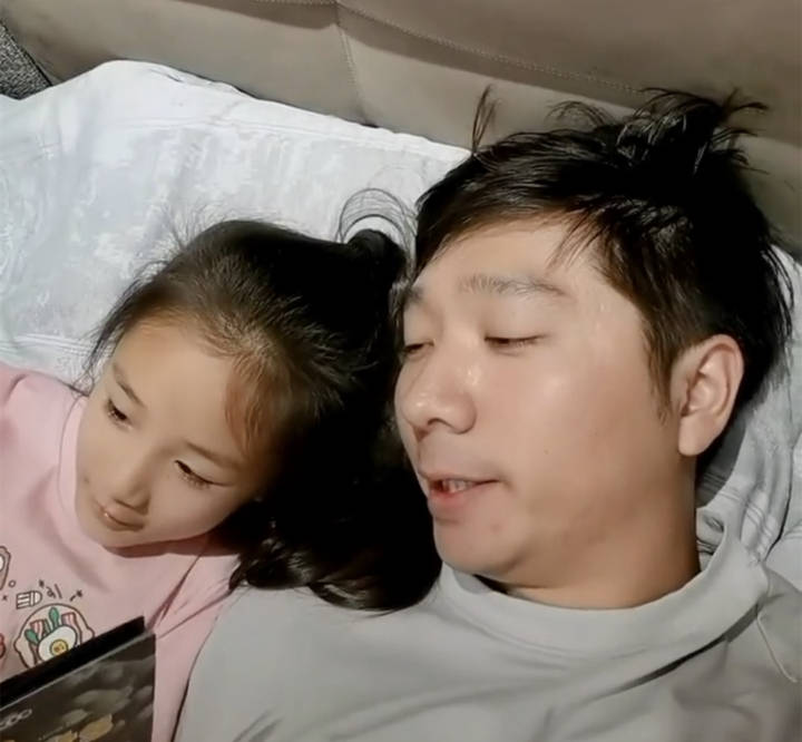 夜里集体睡觉闹爸爸,陈大愚否认二胎四娃_女儿_孩子_双胞胎