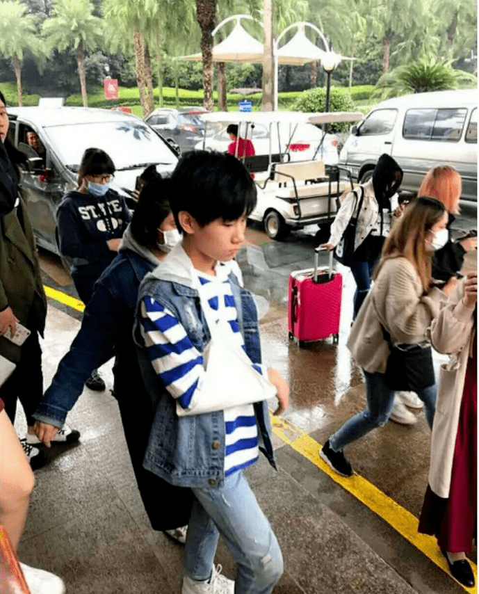 原创蔡徐坤约网红杜江掰折小孩手腕渣男的靠山倒了