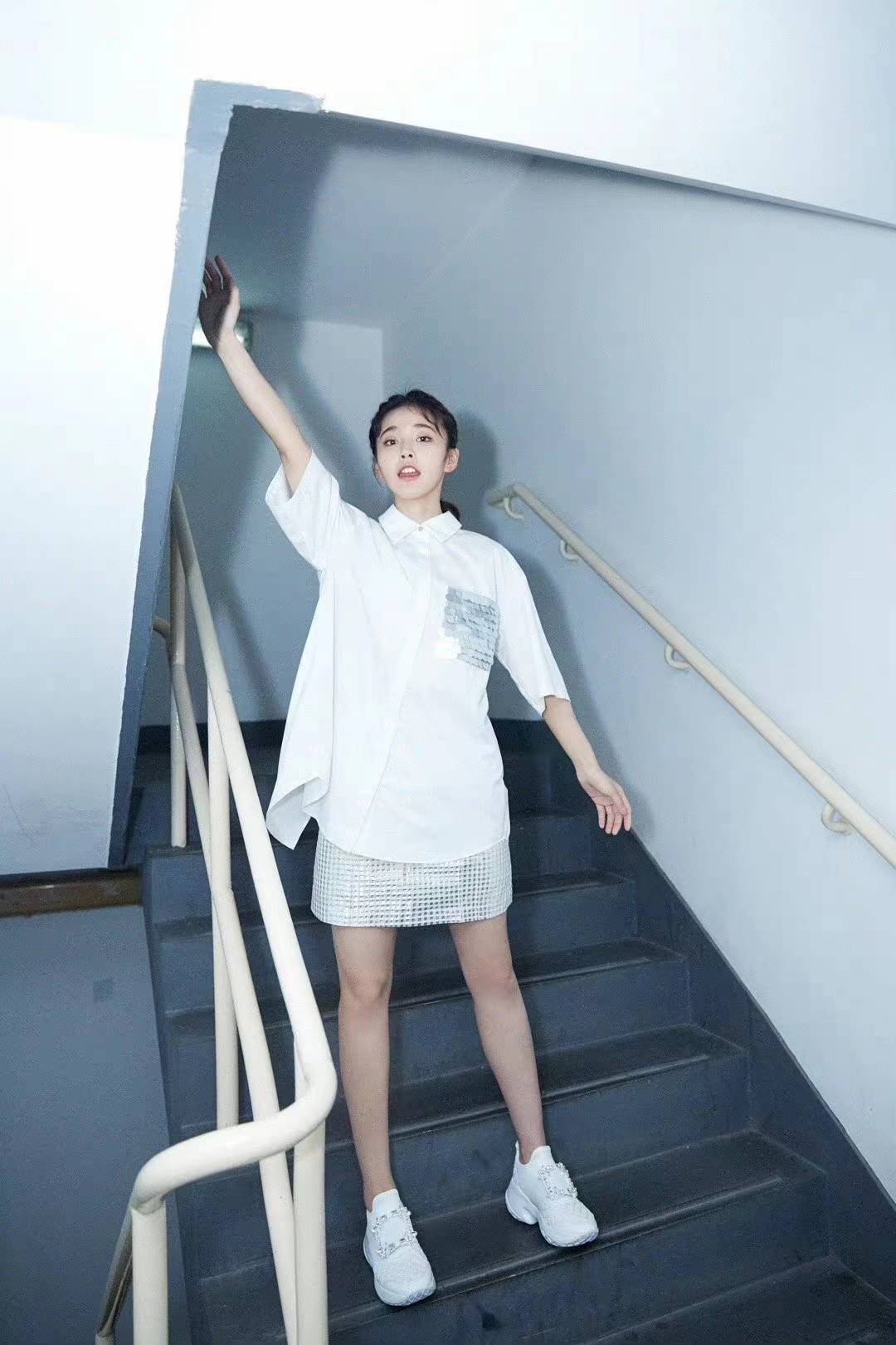 原创张佳宁白色oversize衬衫搭创意网格短裙时尚清新又个性