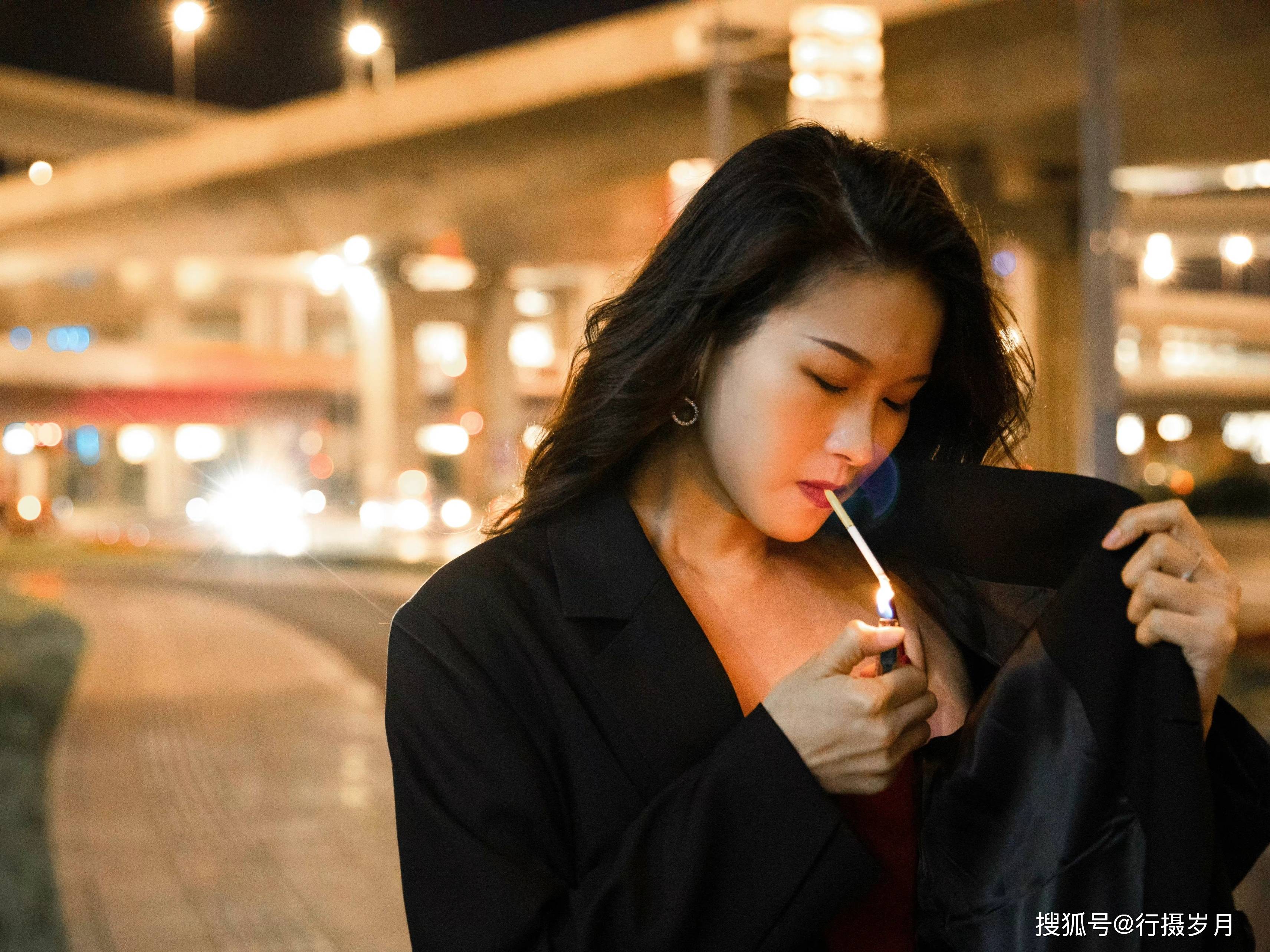 女士长烟嘴抽烟照图片