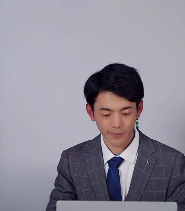 原创丁真首次穿正装现身气质时尚似商界精英不想工作只想回草原放牛