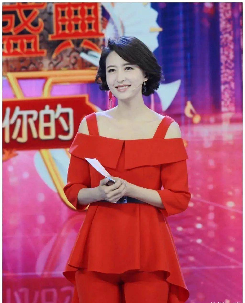 42岁电视女主播张蕾,海边度假穿白底印花泳衣,气质绝佳显年轻_事业_王