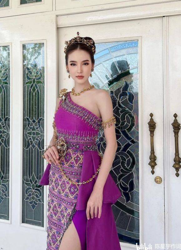 yoshi rinrada长相酷似angelababy,因此被网友称为"泰版angelababy"