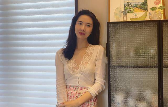 手撕张大奕后,蒋凡夫人董花花首晒照,单手托腮一副胜利者的姿态_马云