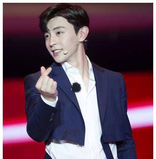 当邓伦过安检的时候看到耳朵红的那一刻真是太羞涩了