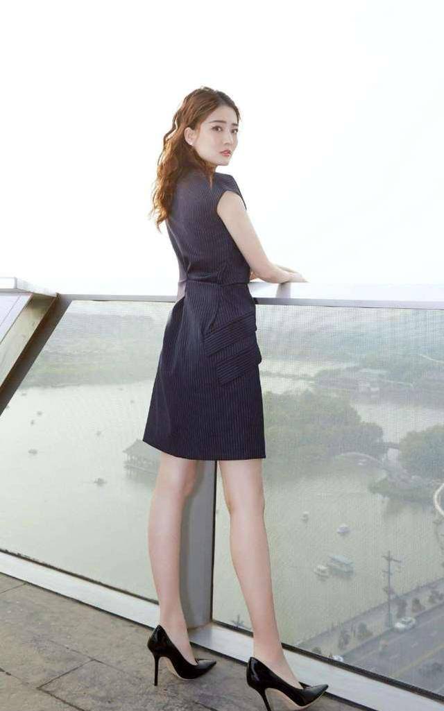 徐璐挑战知性职业风,肤白貌美大长腿,这样的她太迷人了_时尚_连衣裙